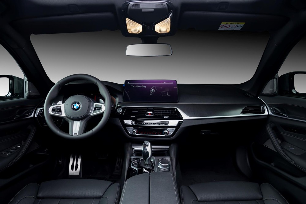 Nội thất của BMW 530i M Sport 2021.
